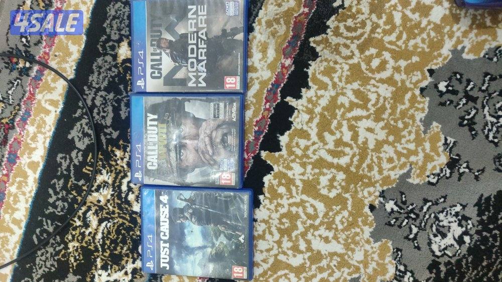 بلايستيشن 4 سليم مستعمل للبيع مع يده و ثلاث العاب.2