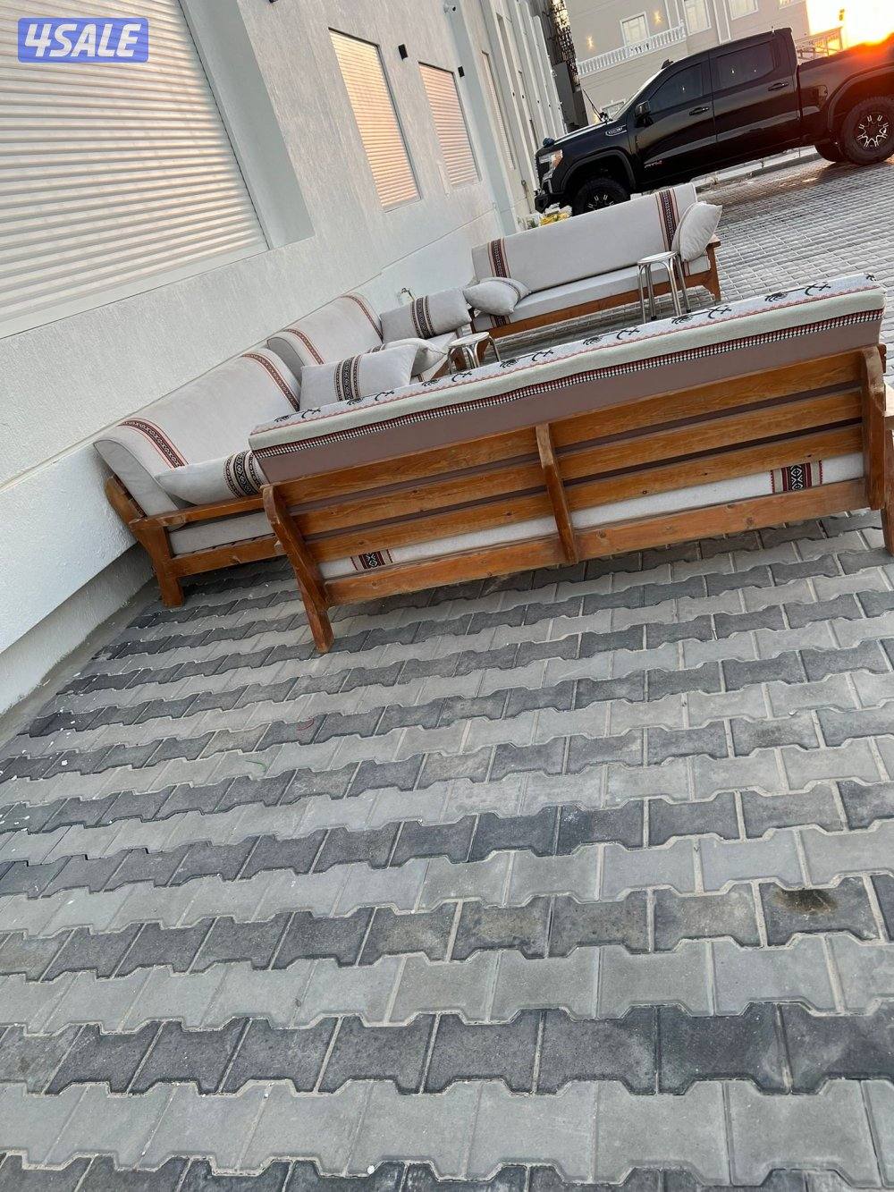 للبيع كراسي خشب شبه جديده مع فرشهم مع طاولات اسفنج الفرش البغلي1