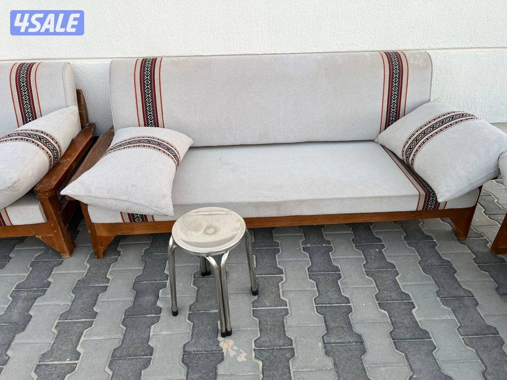 للبيع كراسي خشب شبه جديده مع فرشهم مع طاولات اسفنج الفرش البغلي3