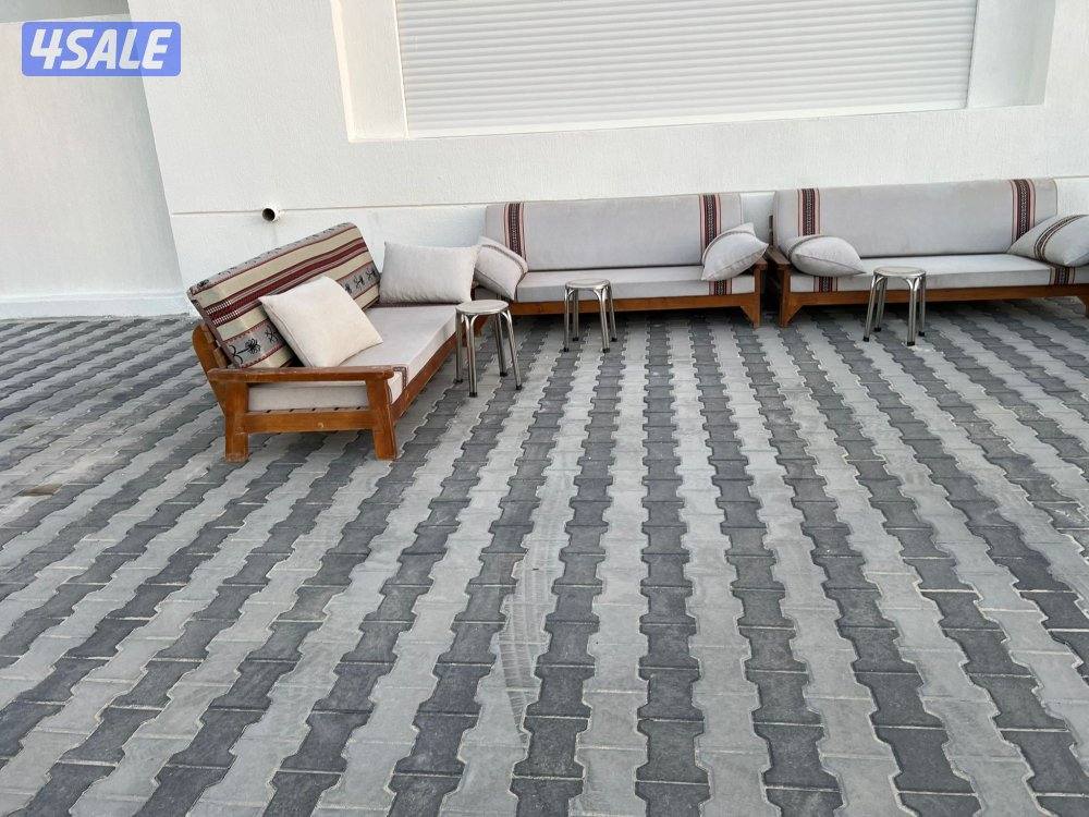 للبيع كراسي خشب شبه جديده مع فرشهم مع طاولات اسفنج الفرش البغلي4