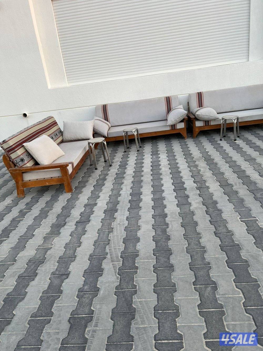 للبيع كراسي خشب شبه جديده مع فرشهم مع طاولات اسفنج الفرش البغلي5