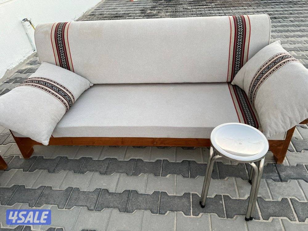 للبيع كراسي خشب شبه جديده مع فرشهم مع طاولات اسفنج الفرش البغلي6