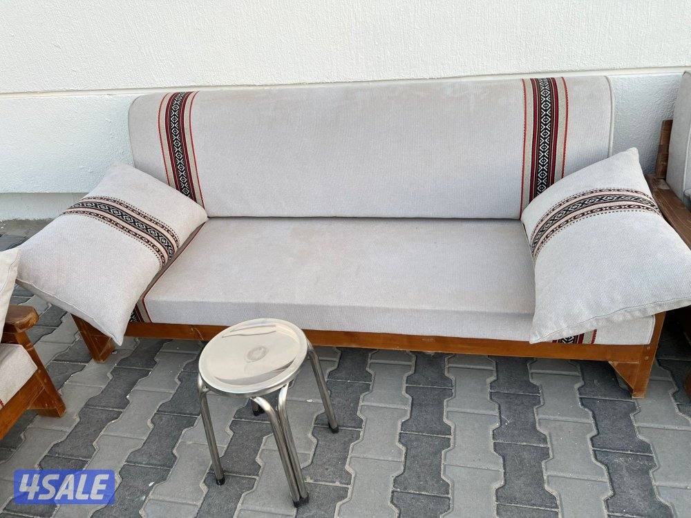 للبيع كراسي خشب شبه جديده مع فرشهم مع طاولات اسفنج الفرش البغلي9