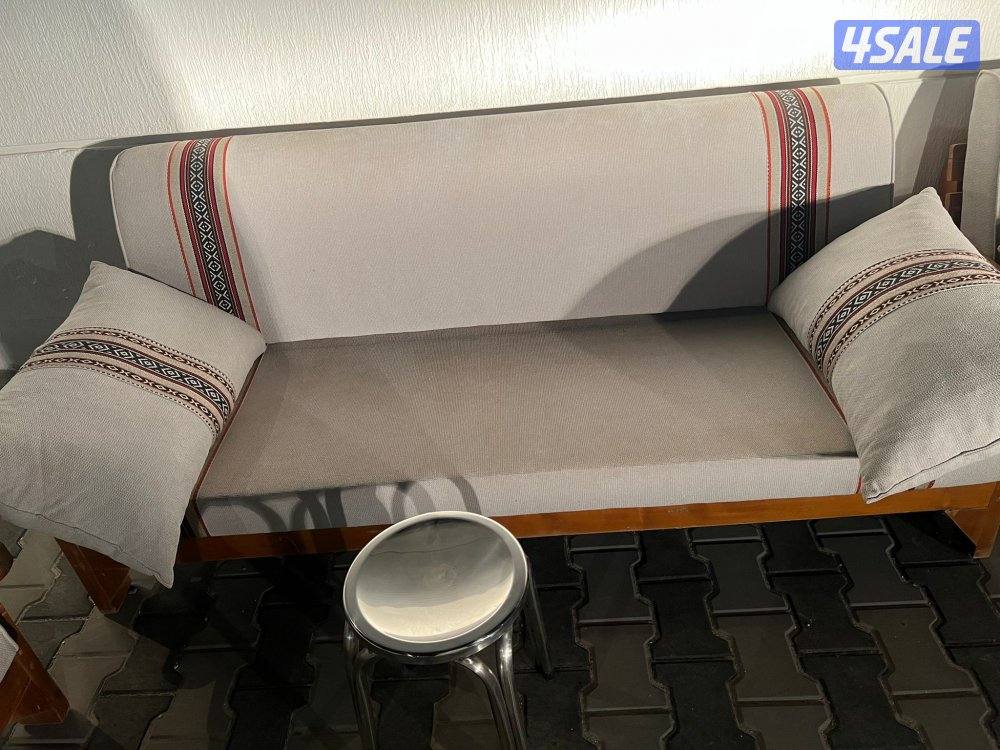 للبيع كراسي خشب شبه جديده مع فرشهم مع طاولات اسفنج الفرش البغلي8