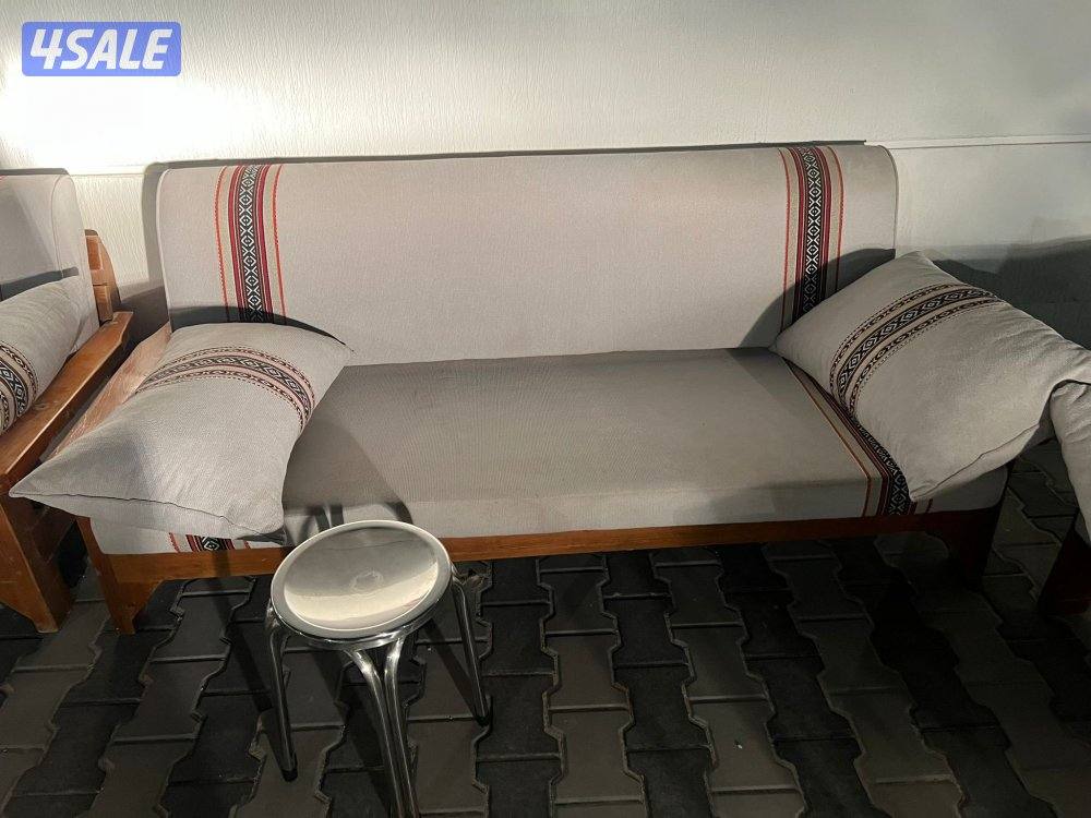 للبيع كراسي خشب شبه جديده مع فرشهم مع طاولات اسفنج الفرش البغلي11