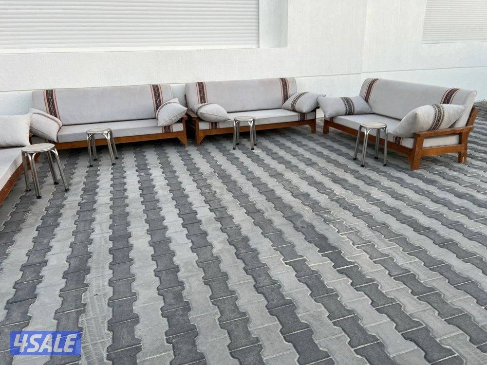 للبيع كراسي خشب شبه جديده مع فرشهم مع طاولات اسفنج الفرش البغلي0