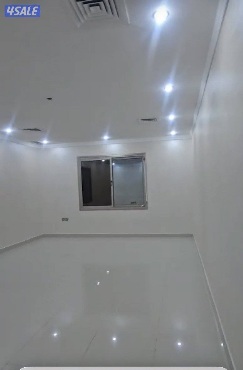 ايجار دور اول ٤ غرف ٣ غرف ماستر وغرفه مع حمامها للعامله وصاله ومطبخ مج0