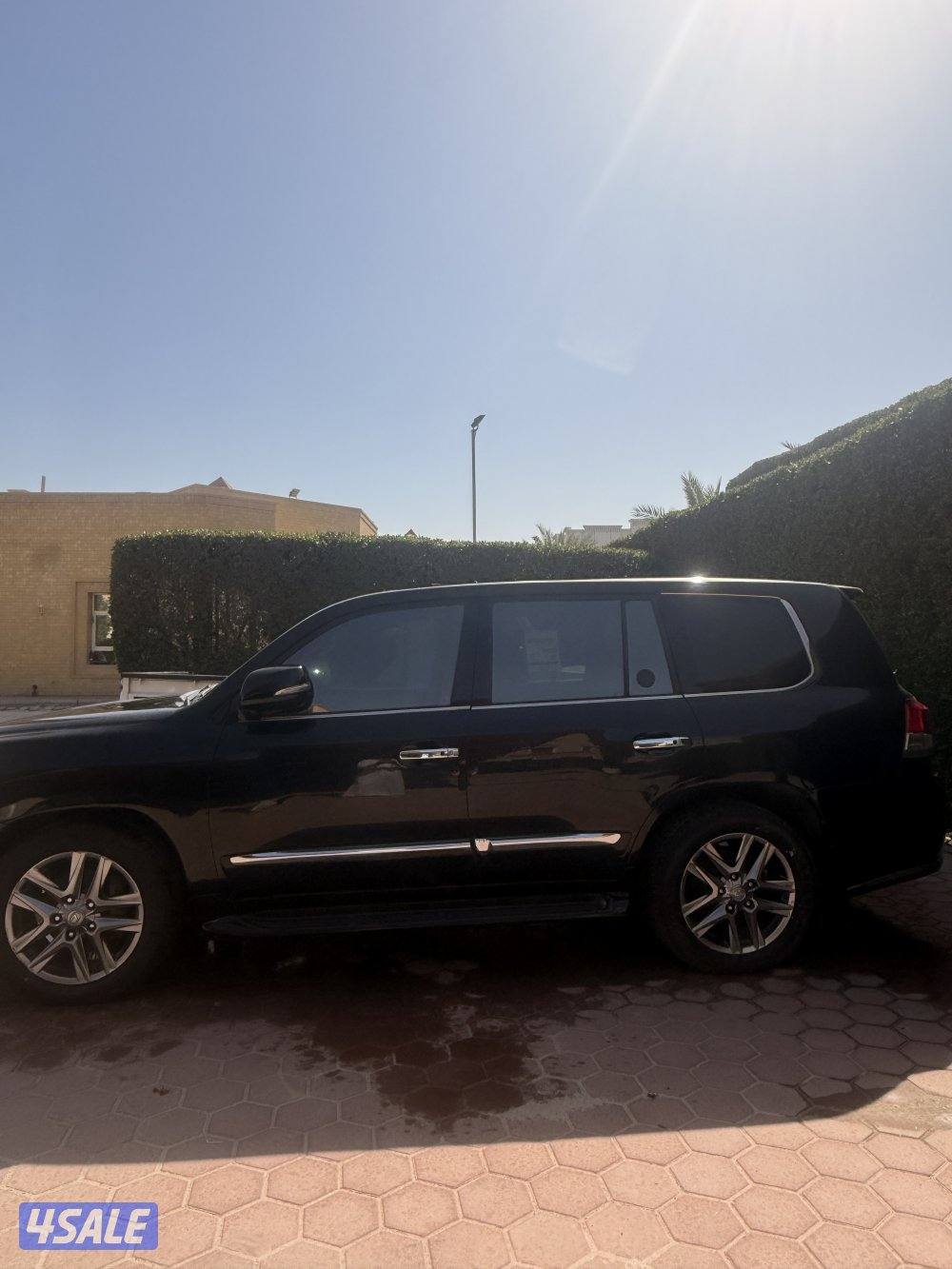 للبيع جيب لكزس موديل 20141