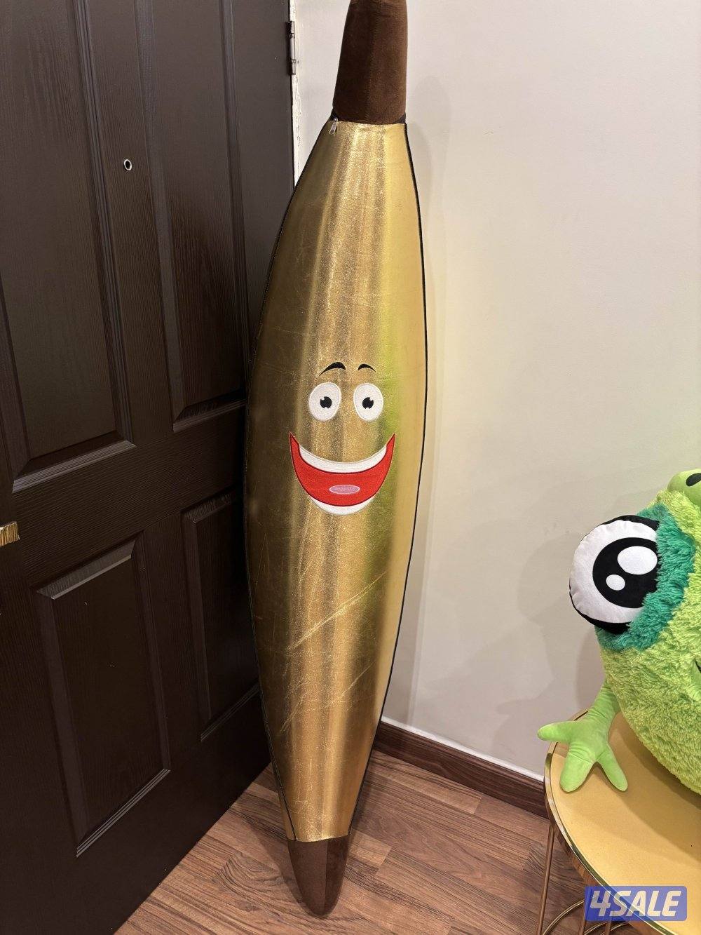 موزة ذهبية وكائن فضائي ضخم لون اخضر, الموزة ب 7 والكائن الفضائي ب 30