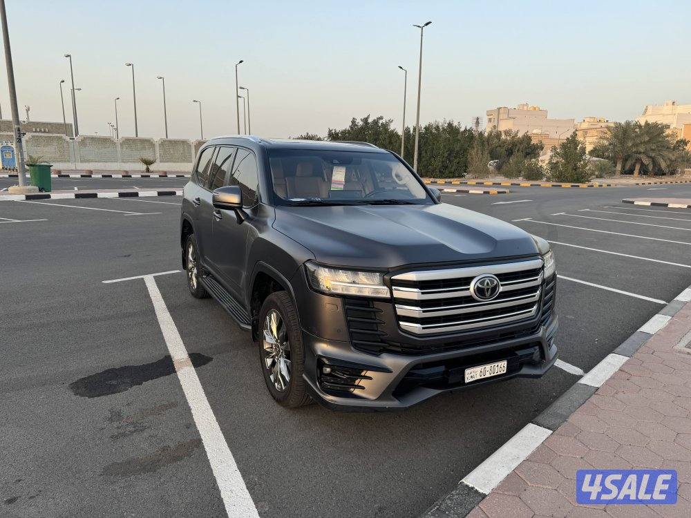 لاند كروزر 2022 شرط الفحص ماشي ٢١٥ الف عليه حمايه مطفي كامل مواصفات0