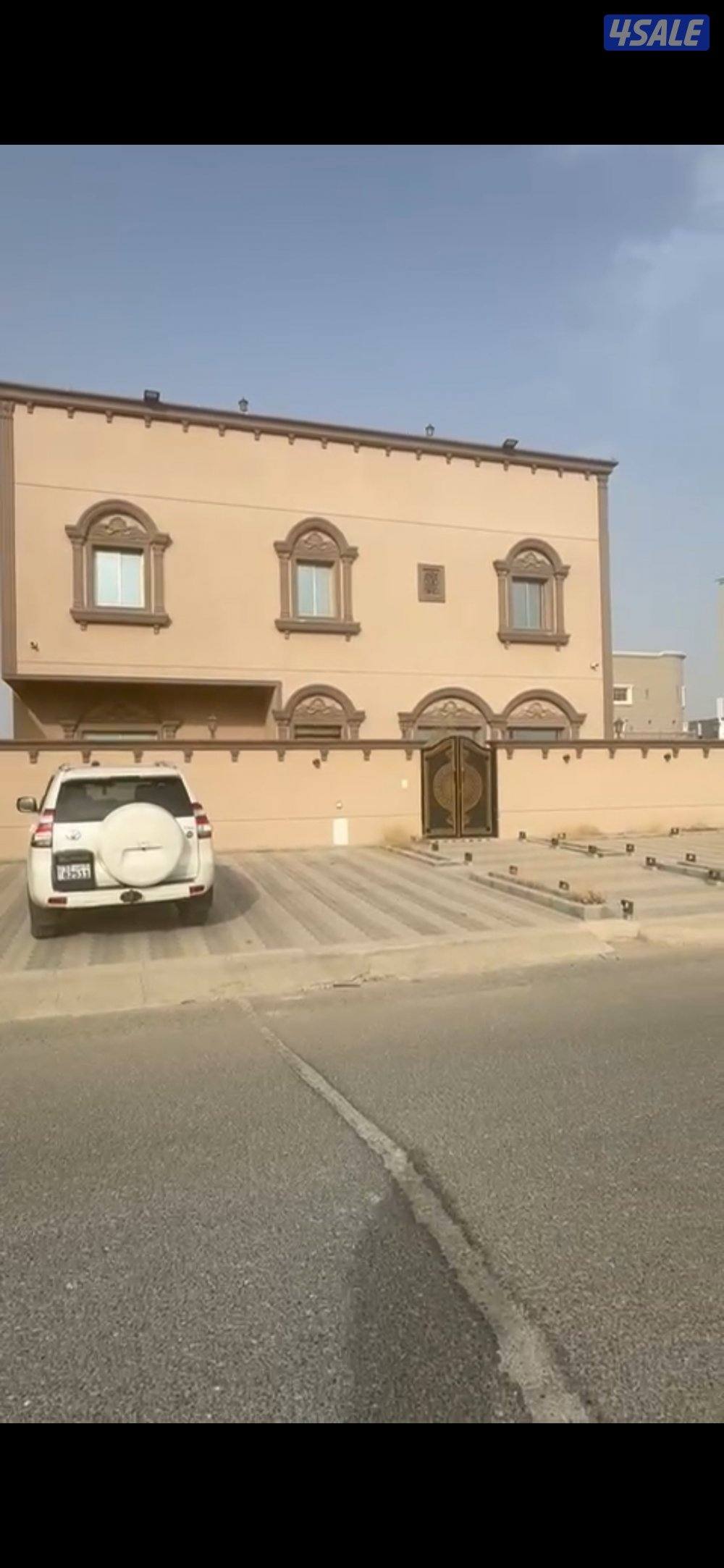 للبيع قسيمة بالوفرة السكنية قطعه ٧ 
الارضي عبارة عن ديوانية ومقلط0