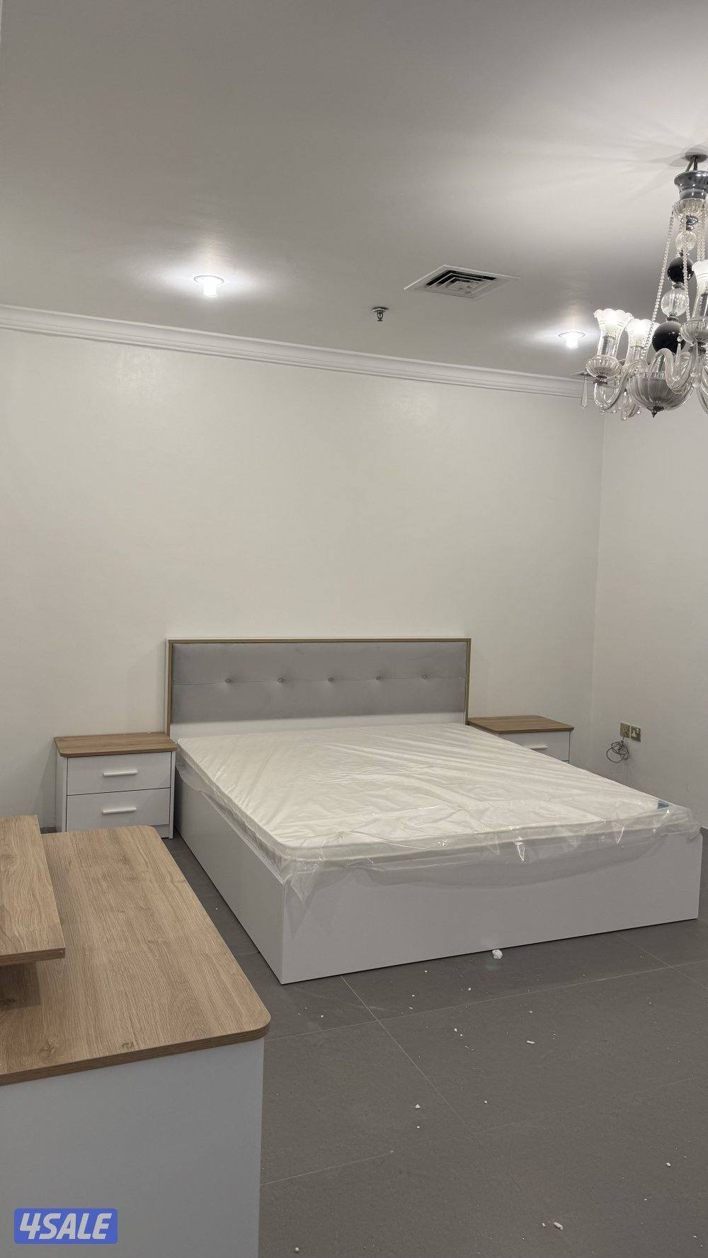 شقة مفروشة بالكامل ٤ غرف 6 حمام ومطبخ وصالة وغرفة تخزين0