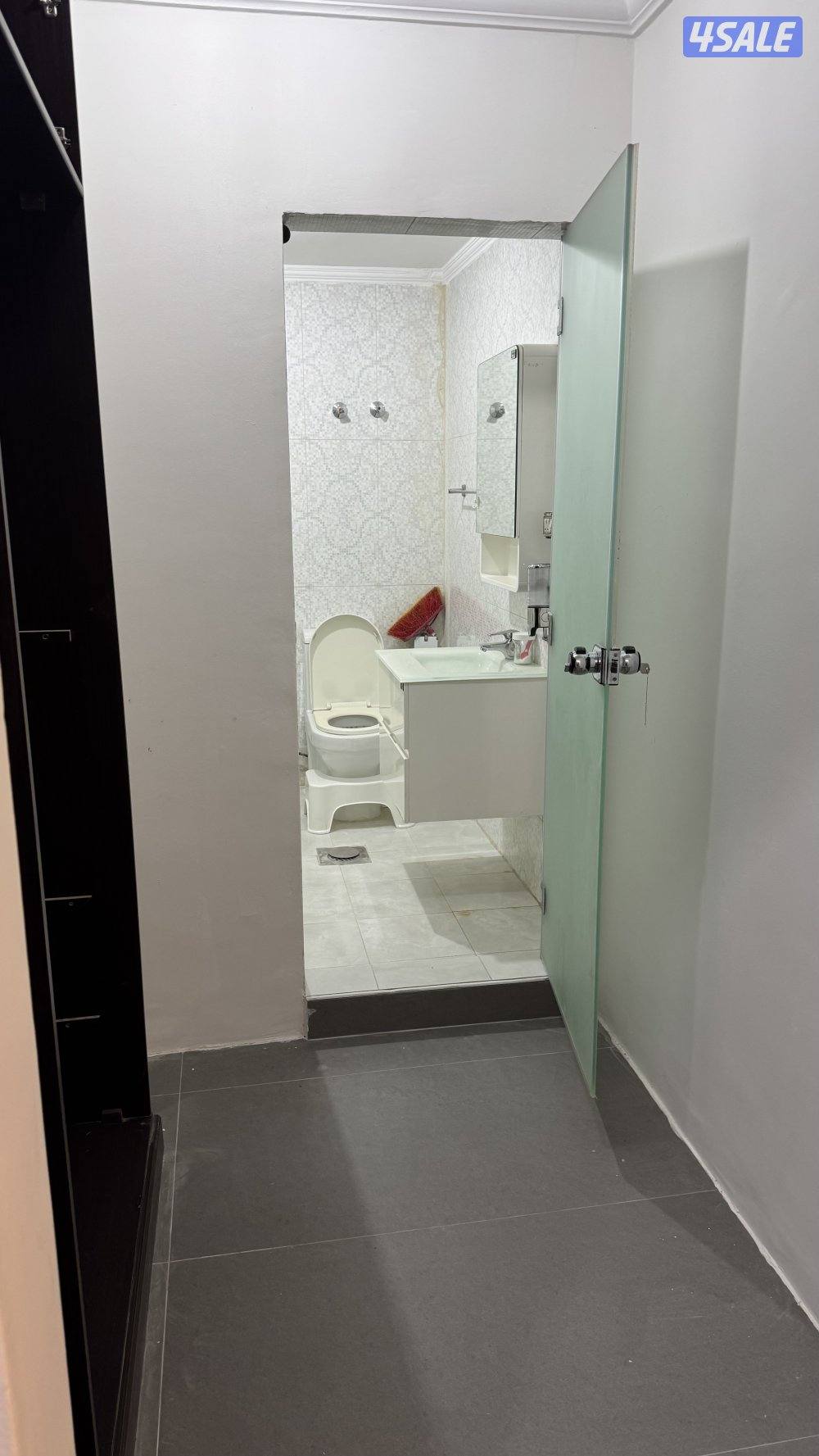 شقة مفروشة بالكامل ٤ غرف 6 حمام ومطبخ وصالة وغرفة تخزين12