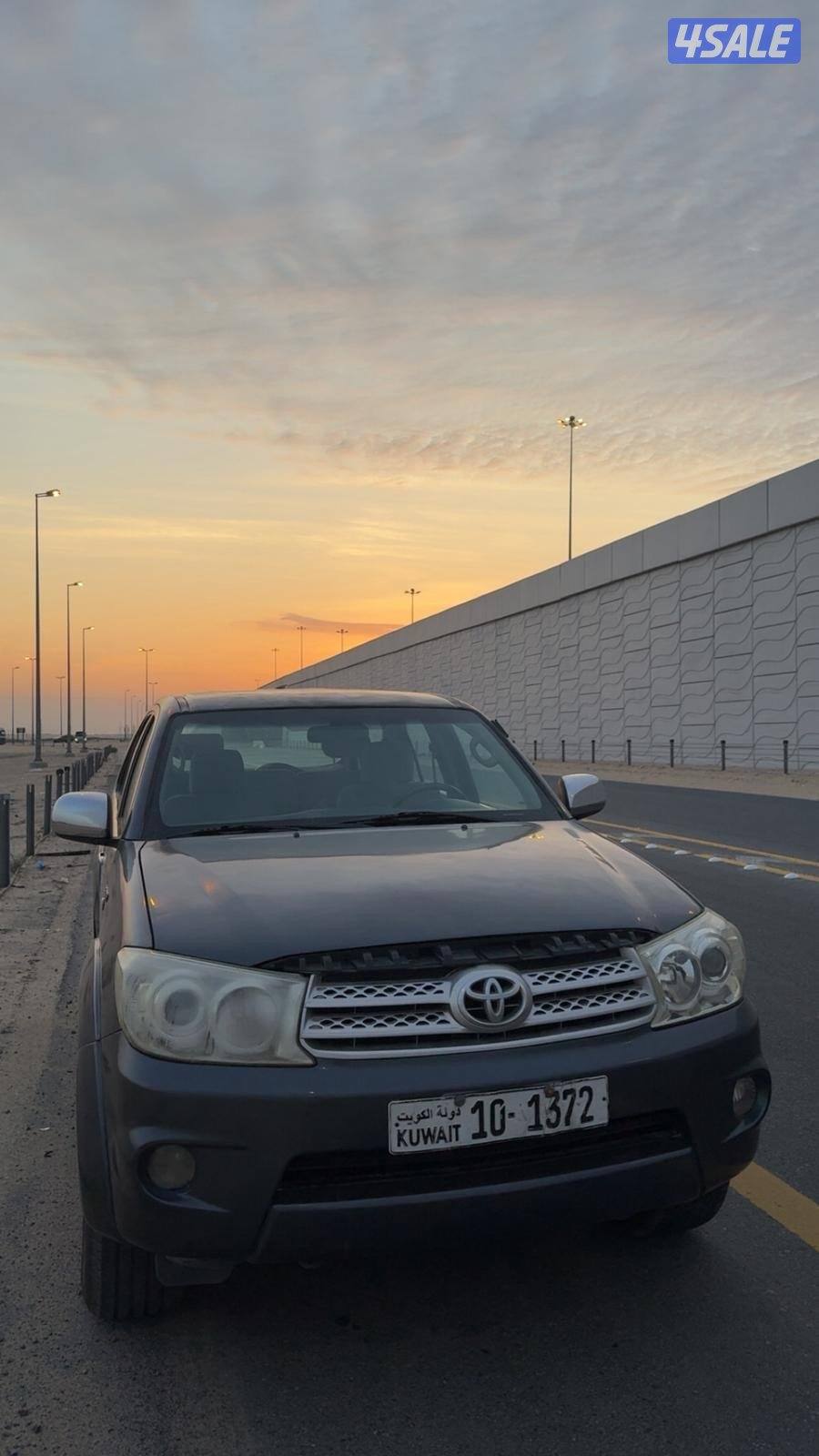 للبيع جيب فورتشنر موديل 2010 رمادي 4 سلندر2