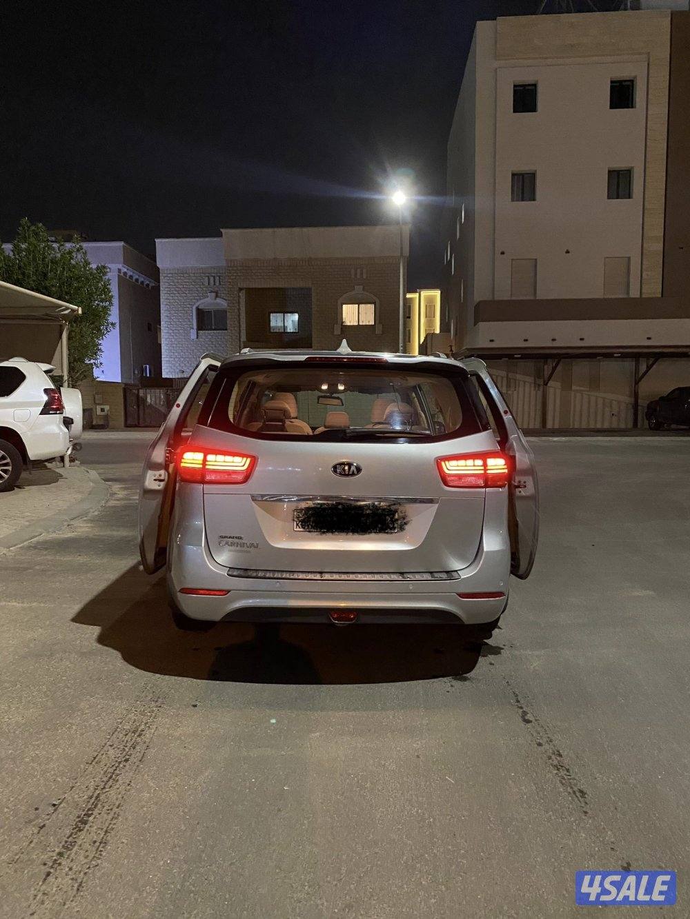 كيا كرنفال بحالة الوكالة ممشى 44 الف فقط2