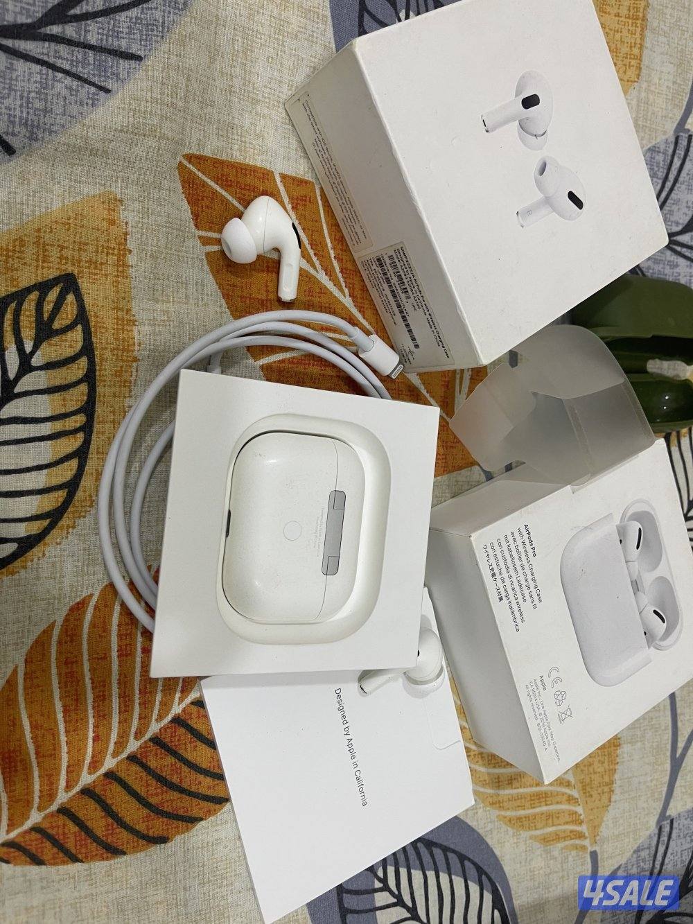 سماعة أبل ايربود برو 1 نظيفة وشغالة تمام مع الكفر والكرتون والواير9