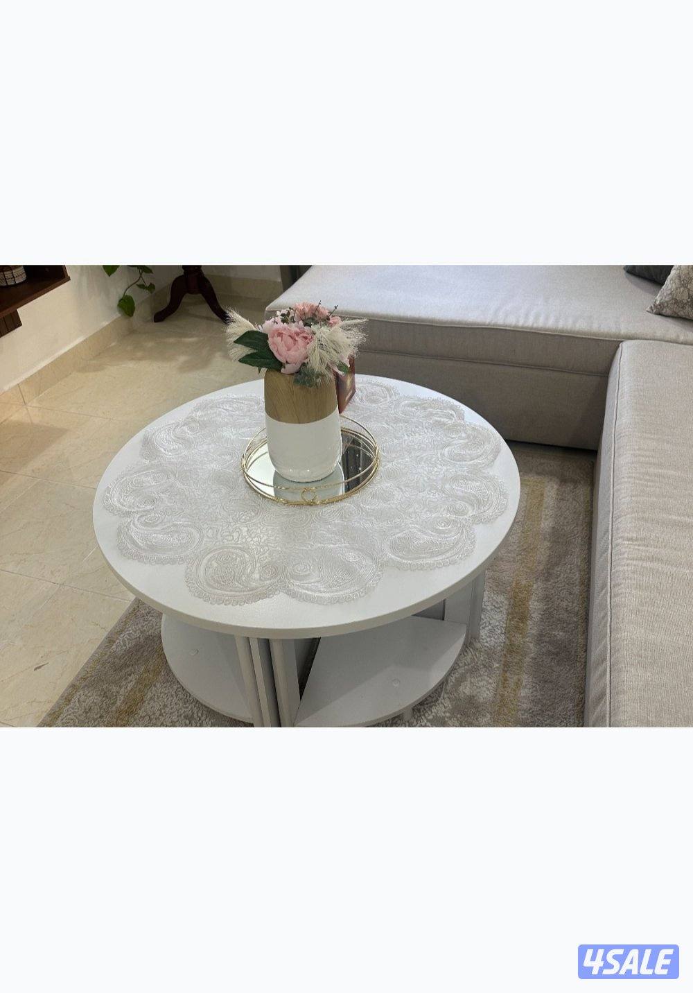 طاولة وسط بيضاء اللون0