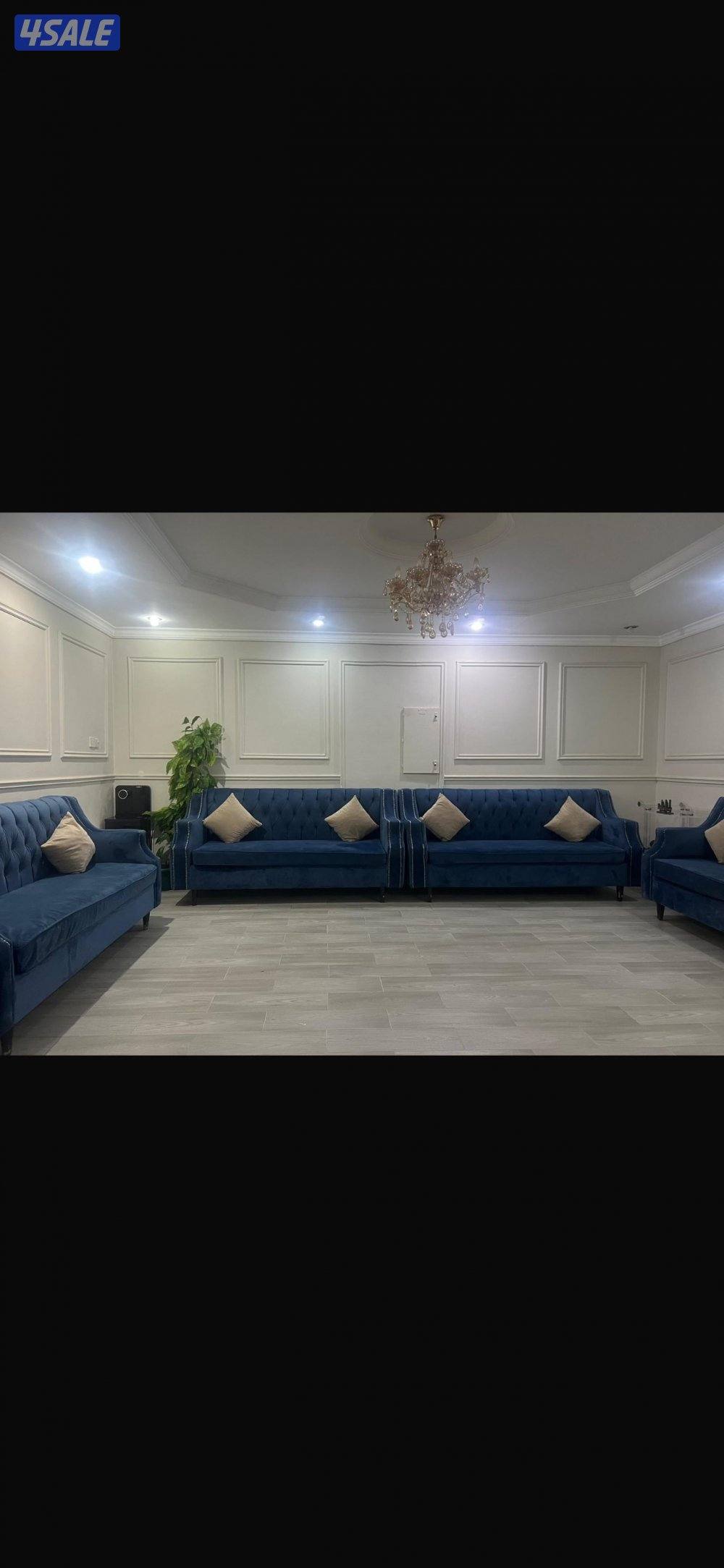 للبيع كنب لون ازرق مع الكوشيات بحاله جيده0