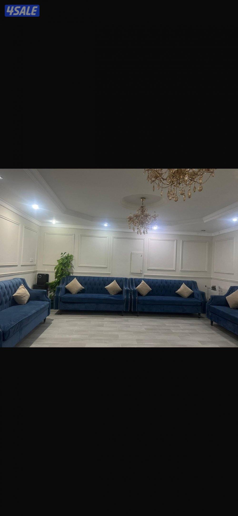 للبيع كنب لون ازرق مع الكوشيات بحاله جيده1