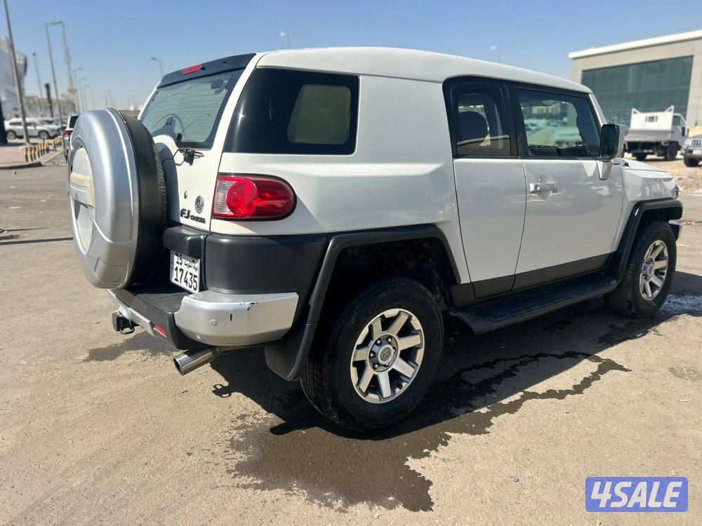 تويوتا FJ cruiser موديل 2017 ماشي 355.000 k.m وارد الساير.صبغ وكالةً2