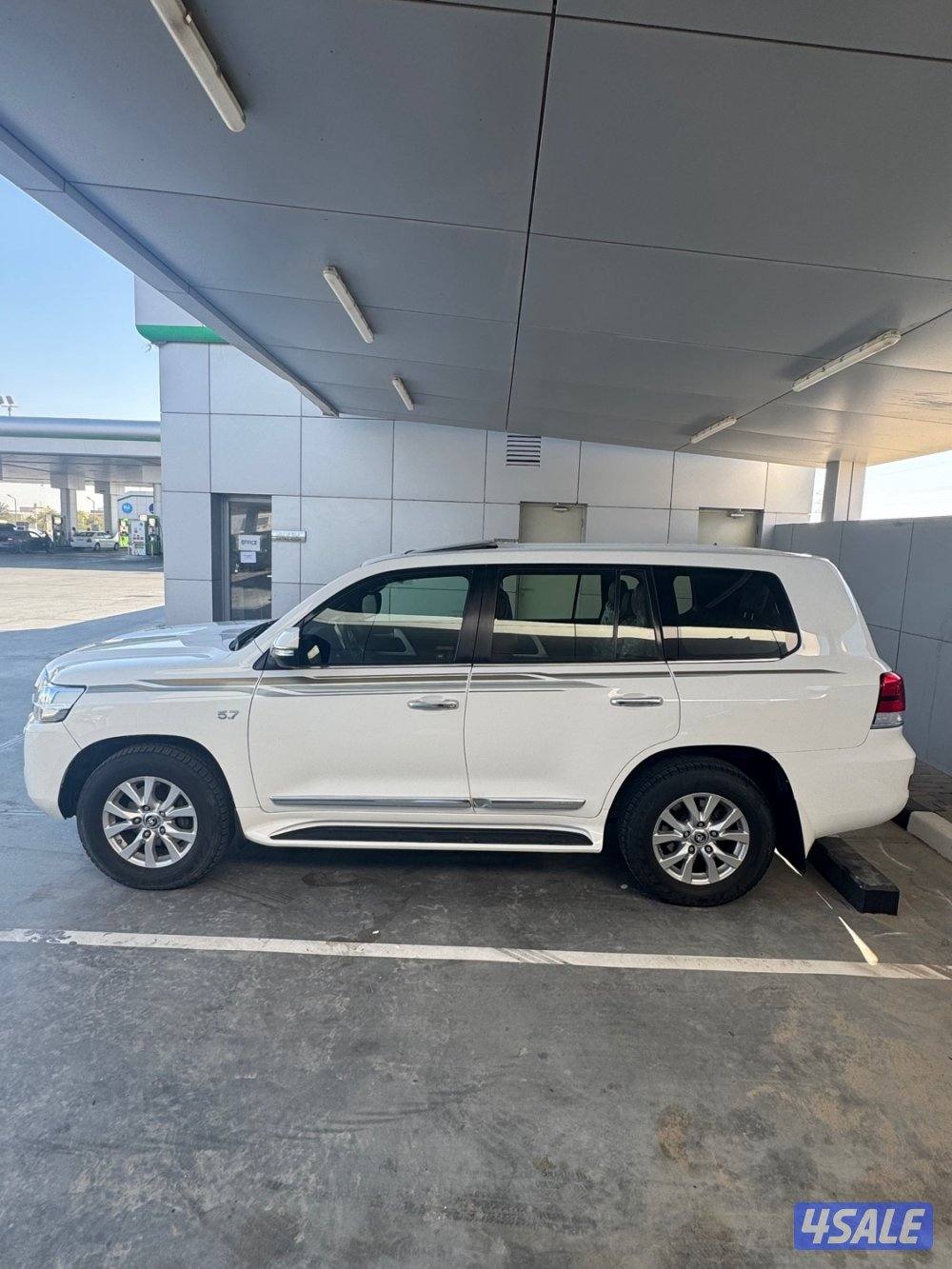 لاندكروزر VXR 2018 بريمي فل كامل1