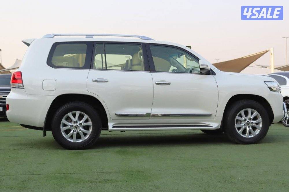 تويوتا لاندكروزر GXR 2017 وكاله البحرين تصدير مع تخليص اقرا الاعلان3