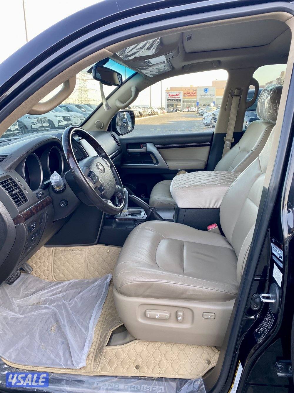 لاند كروزر VXR الساير موديل 2010 عداد 1467