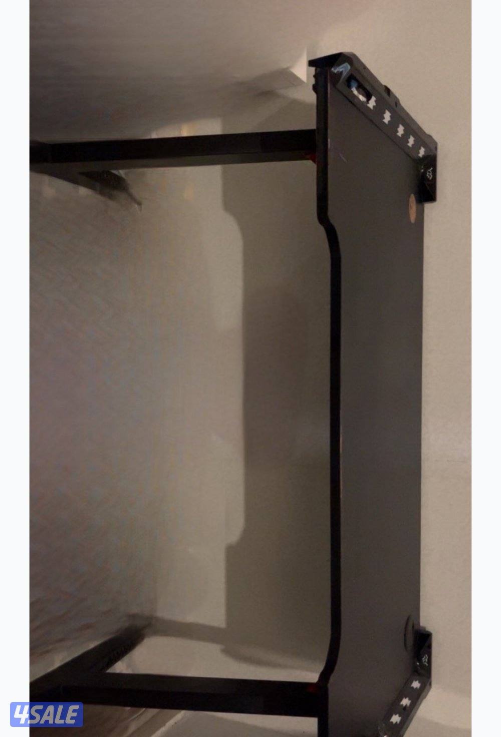 طاوله قيمنق لون اسود نظيفه0