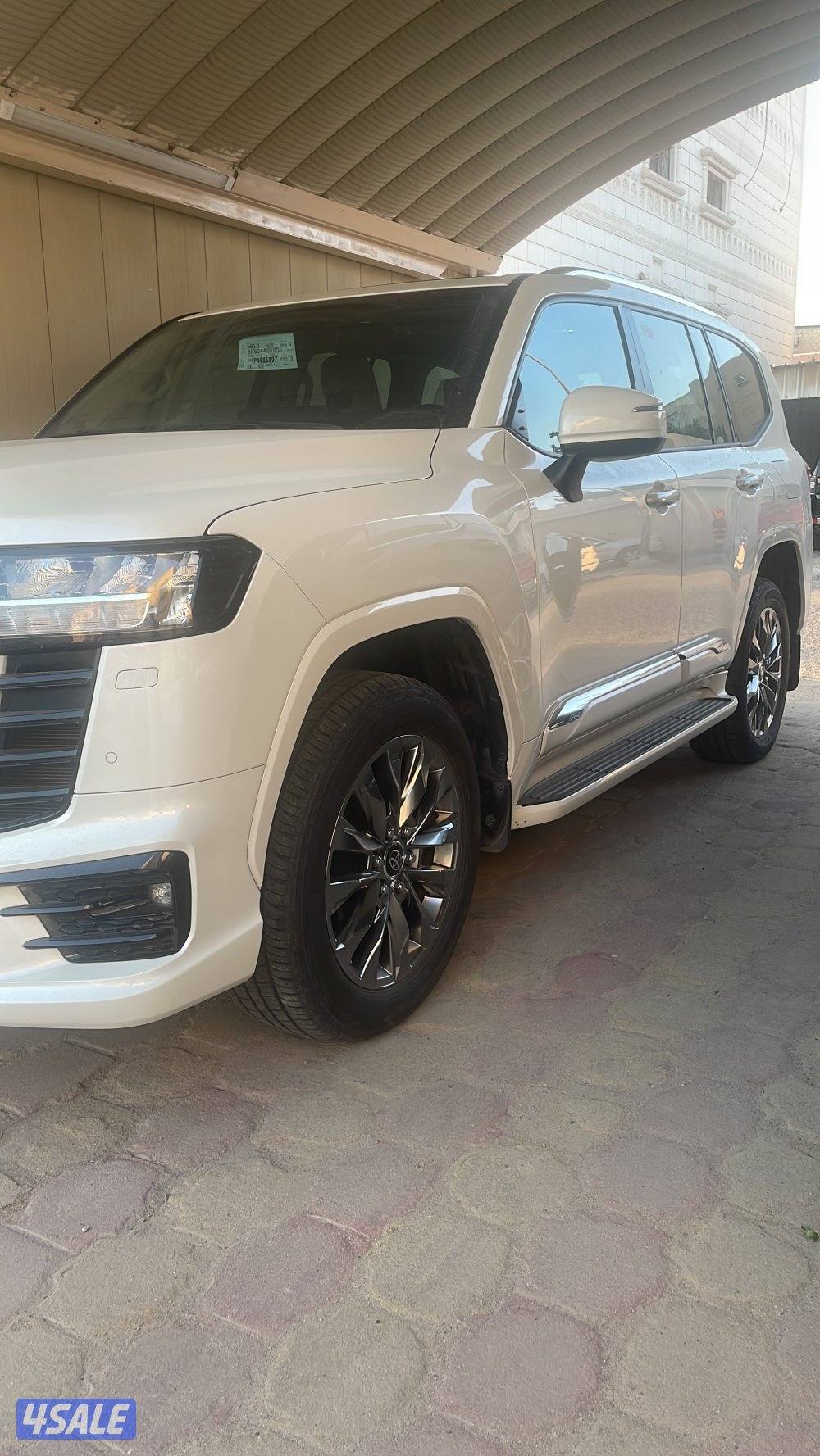 للبيع لاند كروزر كامل الموصفات ماشي٢٤ المالك الاول0