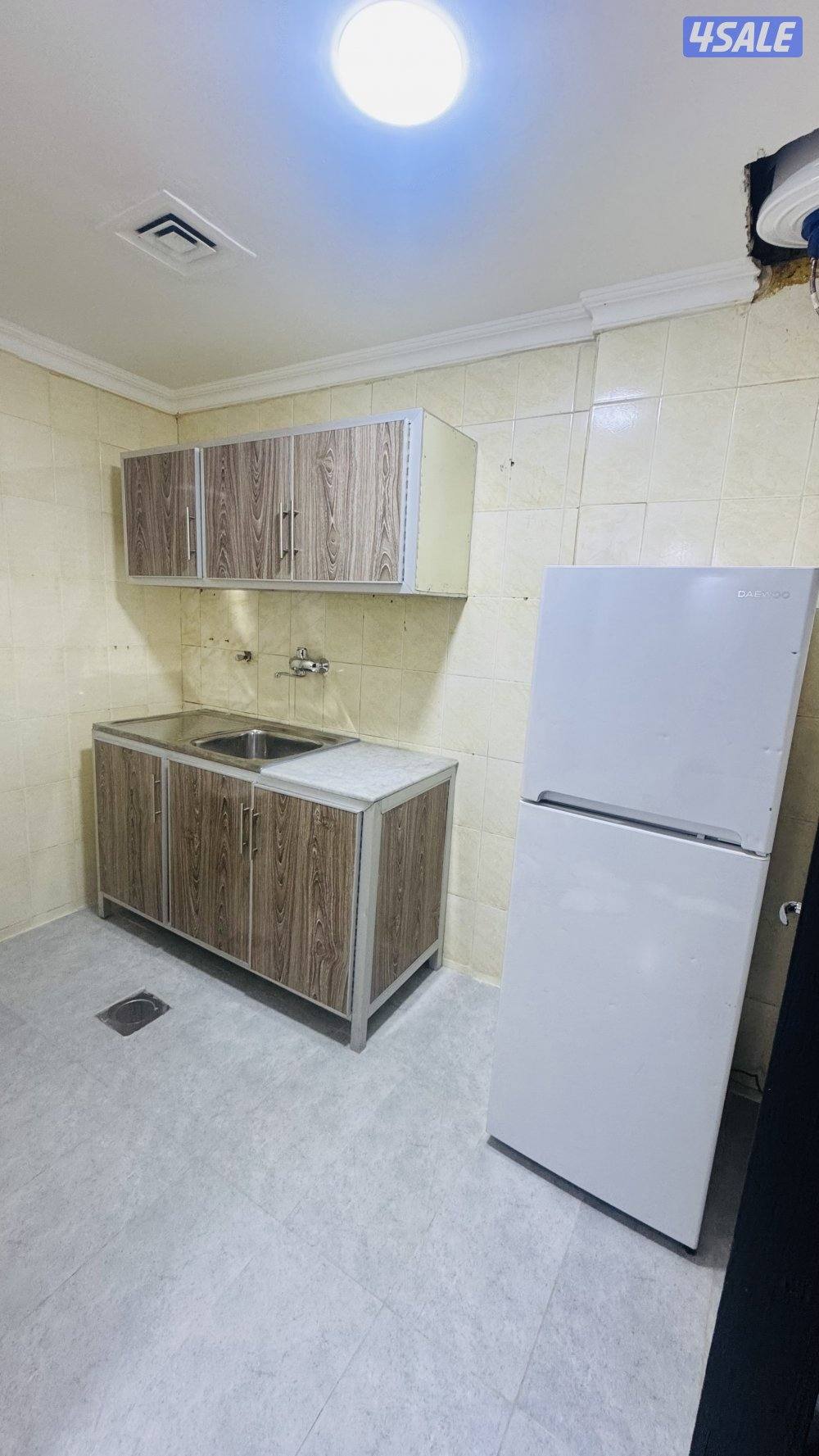 شقه للايجار بحولي غرفة وصالة8