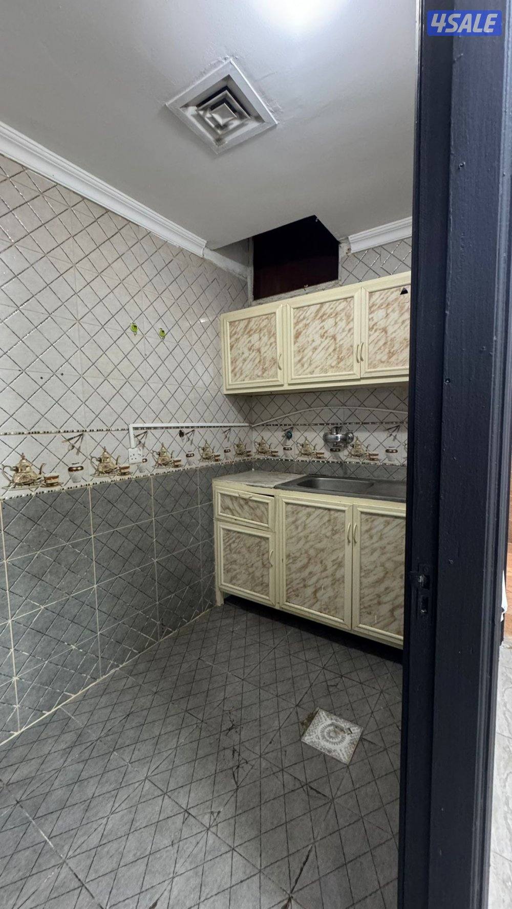 شقه للايجار بحولي غرفة وصالة14