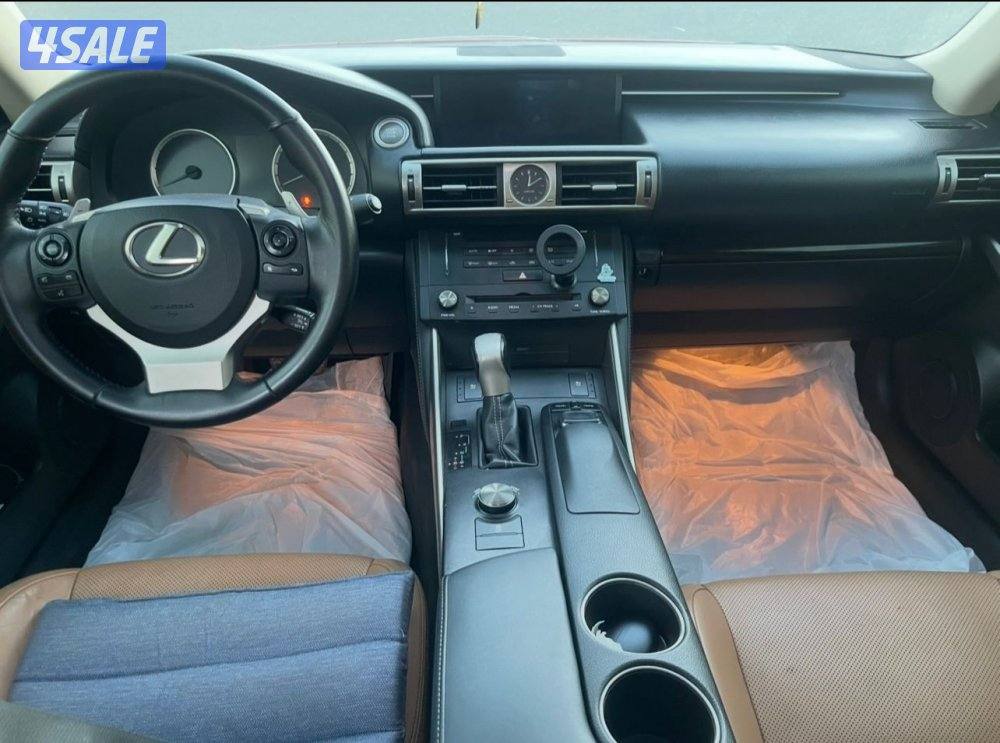 للبيع لكزس حجم 200 IS الموديل 20165
