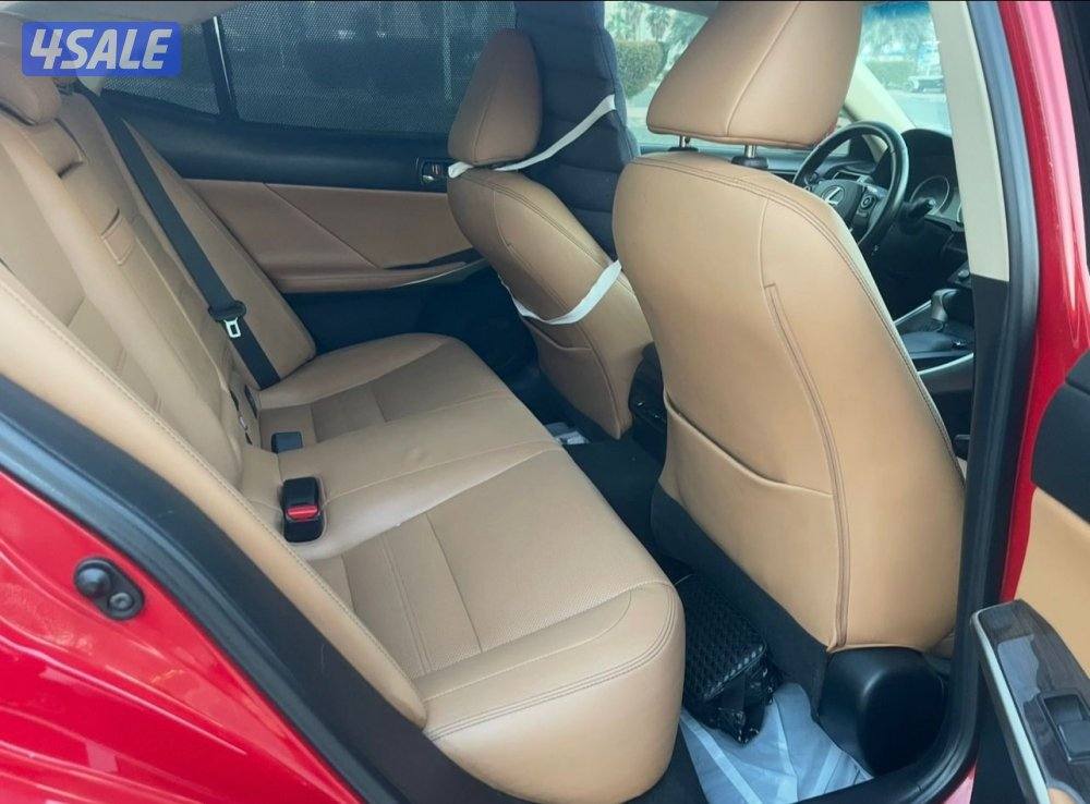 للبيع لكزس حجم 200 IS الموديل 201610