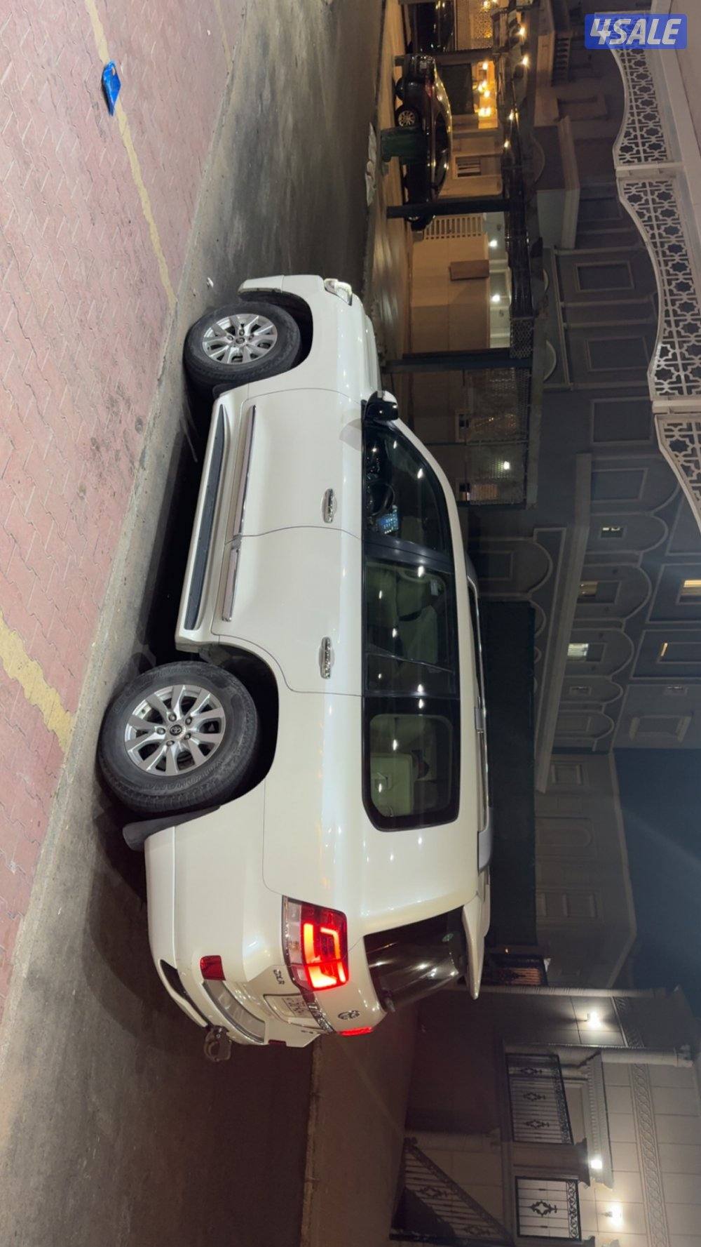 للبيع لاند كروزر موديل 2018/ وارد الساير وكاله بوكاله داخليه مخمل0