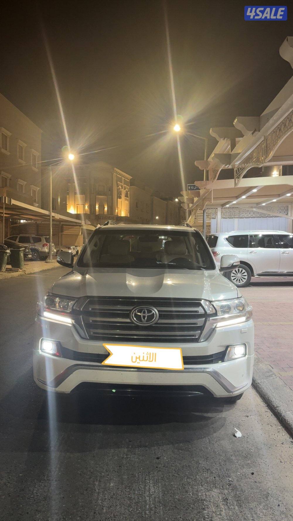 للبيع لاند كروزر موديل 2018/ وارد الساير وكاله بوكاله داخليه مخمل2