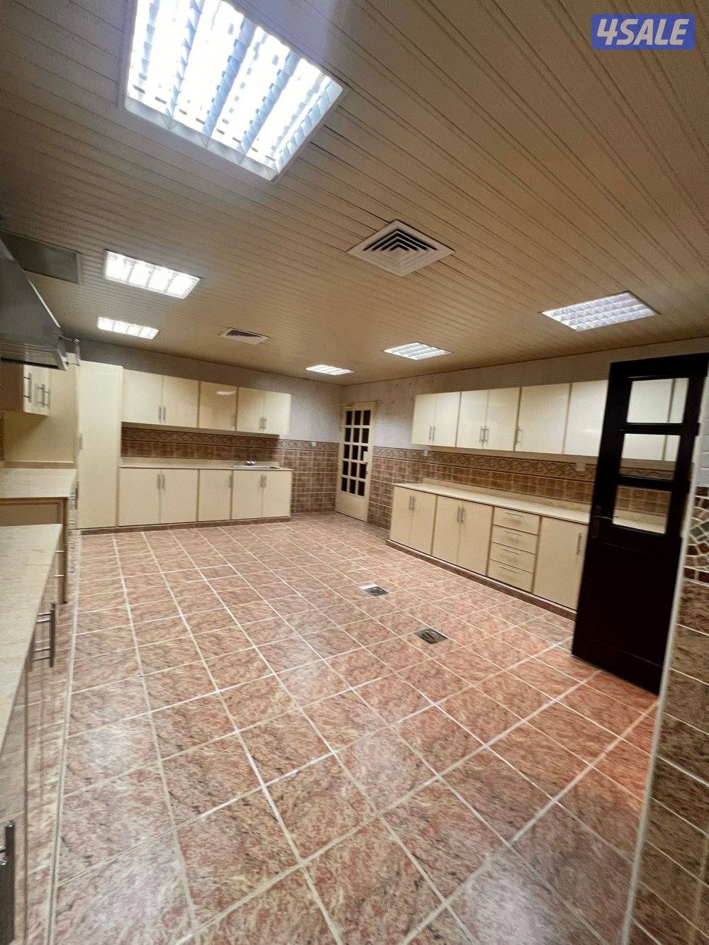 فيلا للإيجار في بيان  ٣ صالات وخمس غرف1