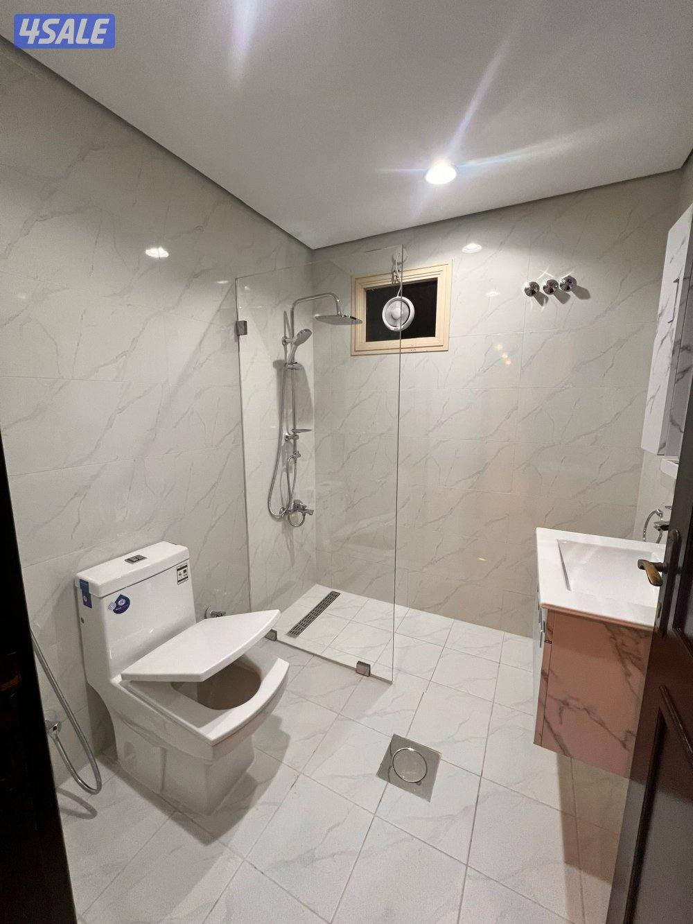 فيلا للإيجار في بيان  ٣ صالات وخمس غرف8