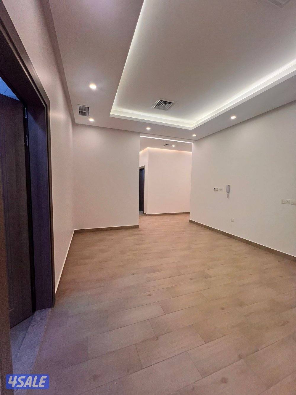 للإيجار شقة جديدة اول ساكن ٣ غرف نوم وغرفة ناني0