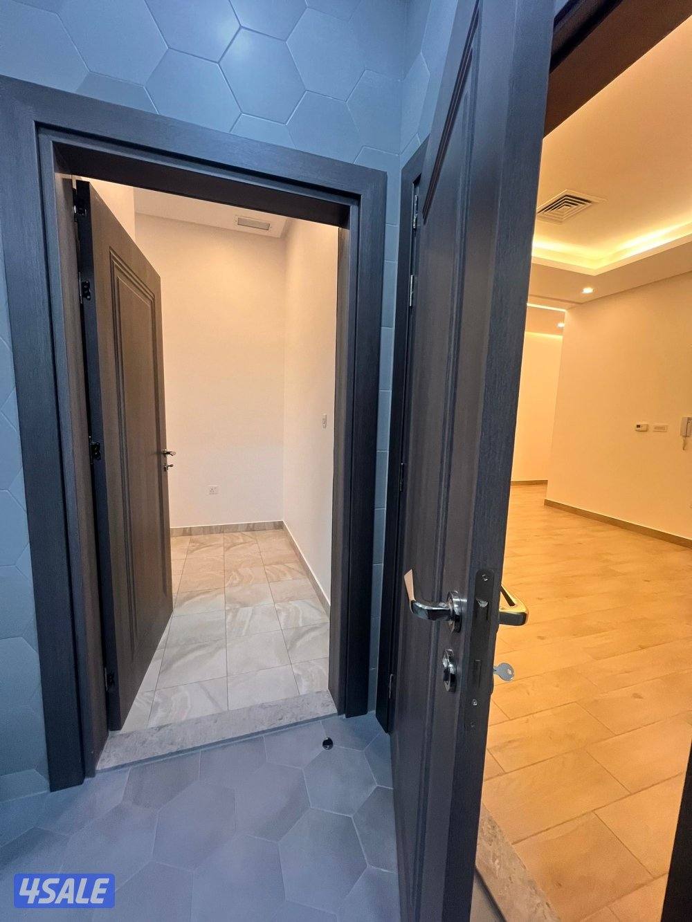 للإيجار شقة جديدة اول ساكن ٣ غرف نوم وغرفة ناني9