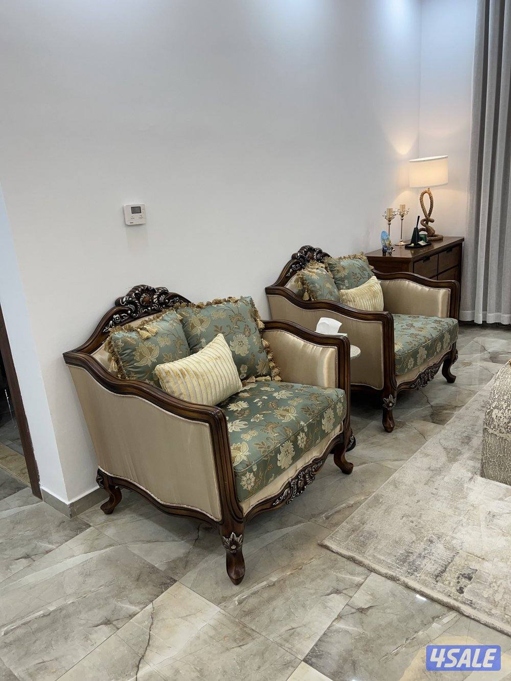 للبيع طقم غنفات صالة (بحالة ممتازة) بأعلى سومة (من ميداس)4