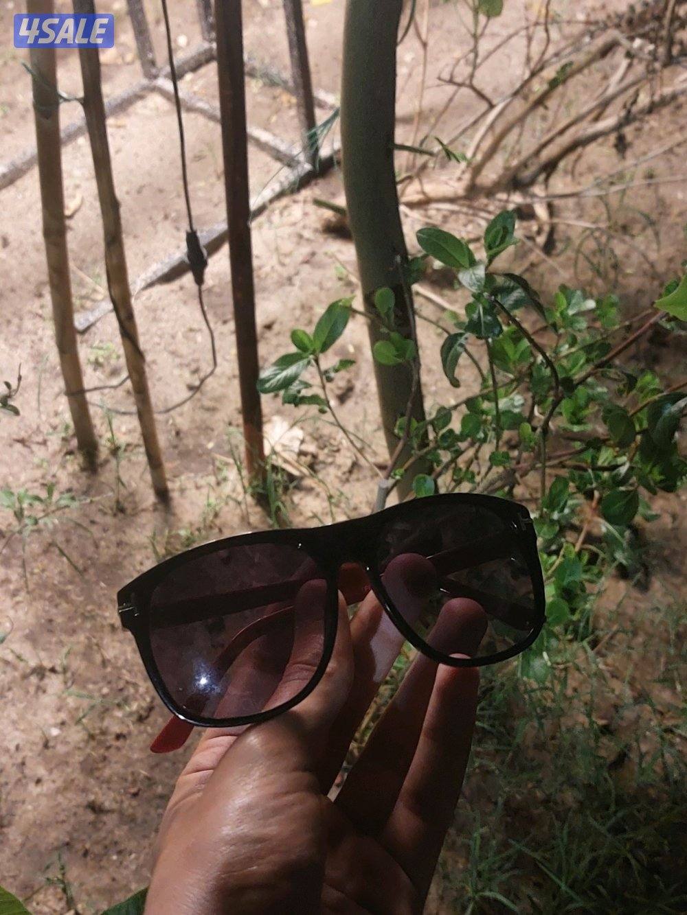 نظاره توم فورد اصليه مع أغراضها0