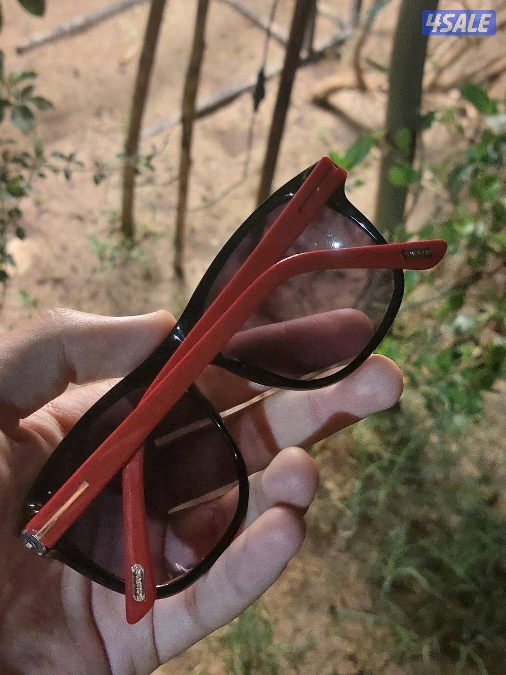 نظاره توم فورد اصليه مع أغراضها2