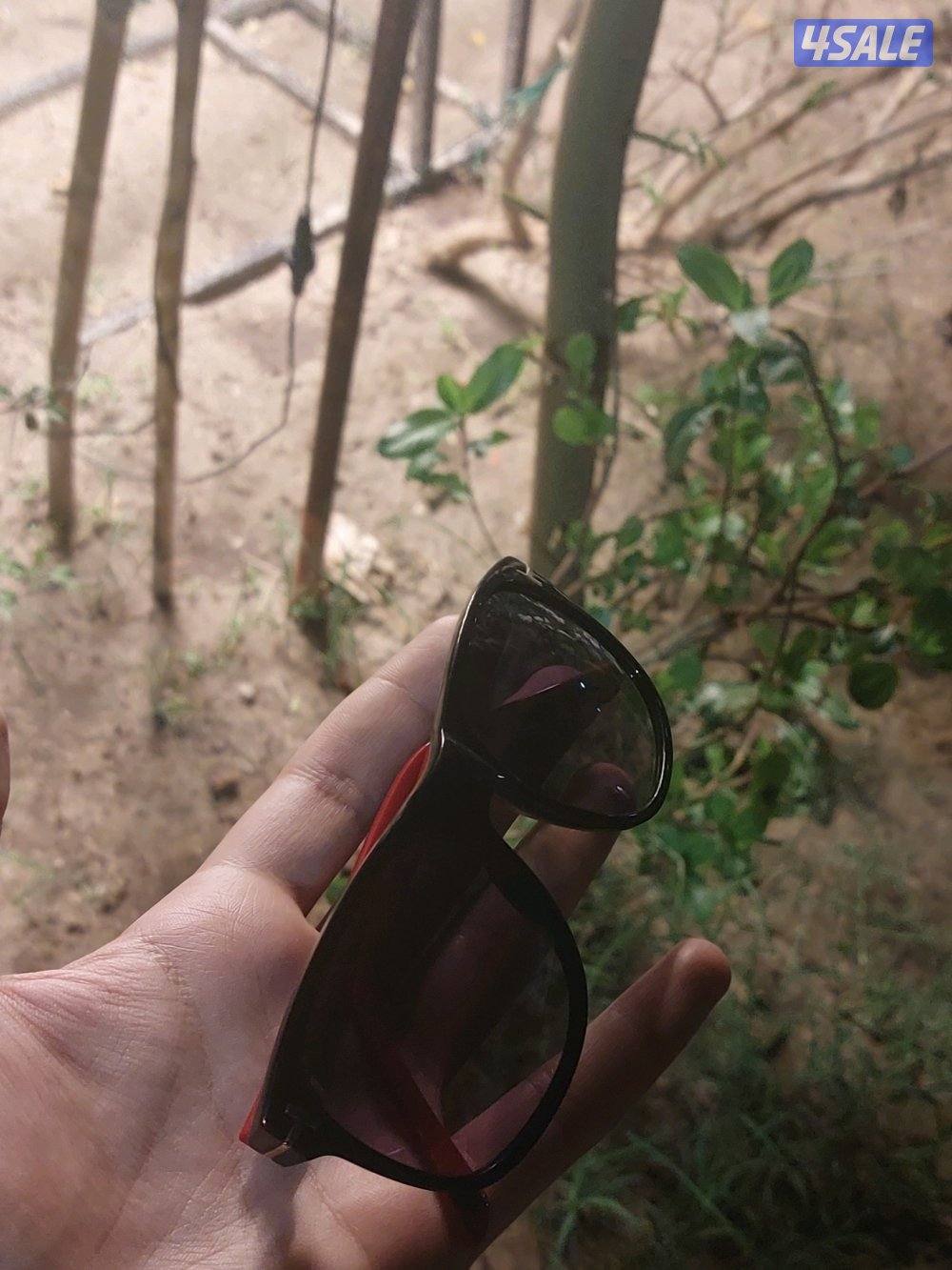 نظاره توم فورد اصليه مع أغراضها3