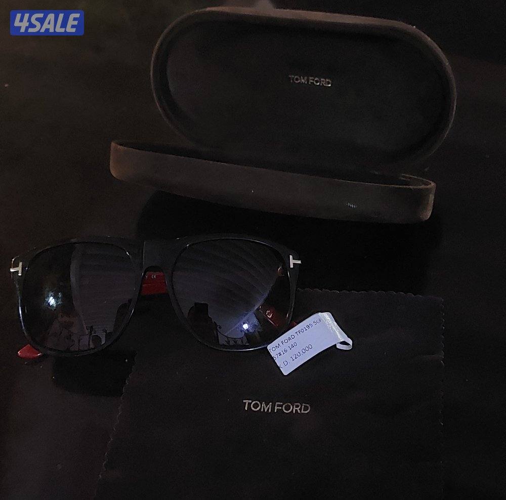 نظاره توم فورد اصليه مع أغراضها4
