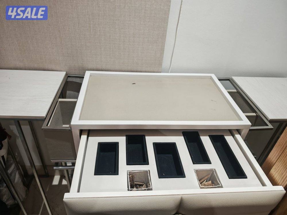 بيع ديكور/ طاولة ومعاها ستاندين1