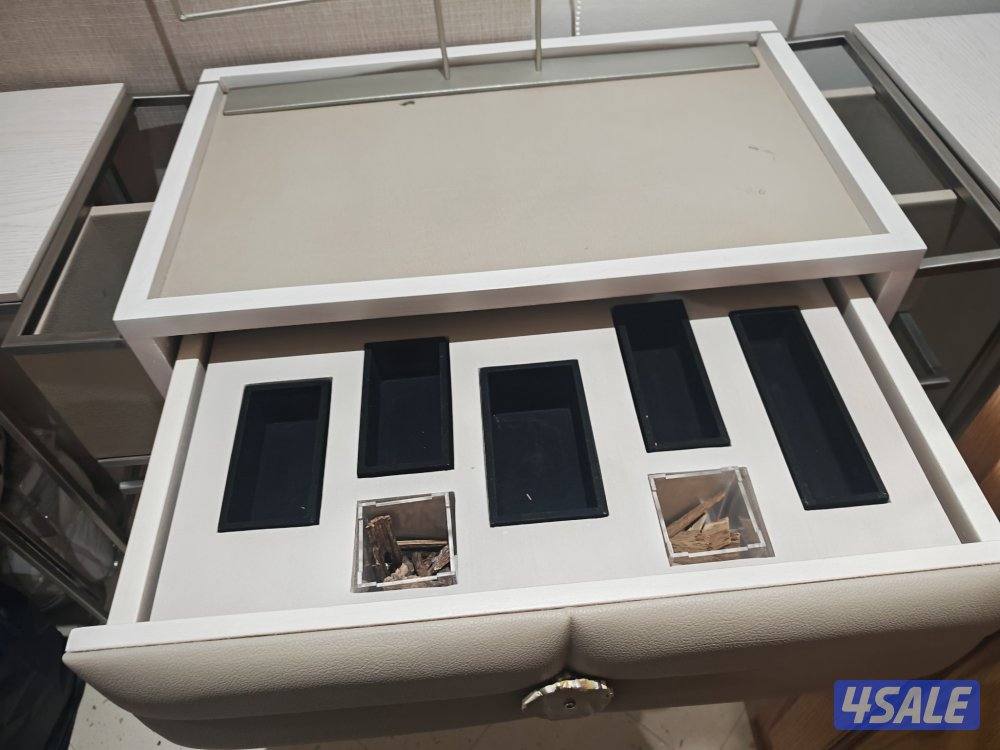 بيع ديكور/ طاولة ومعاها ستاندين2