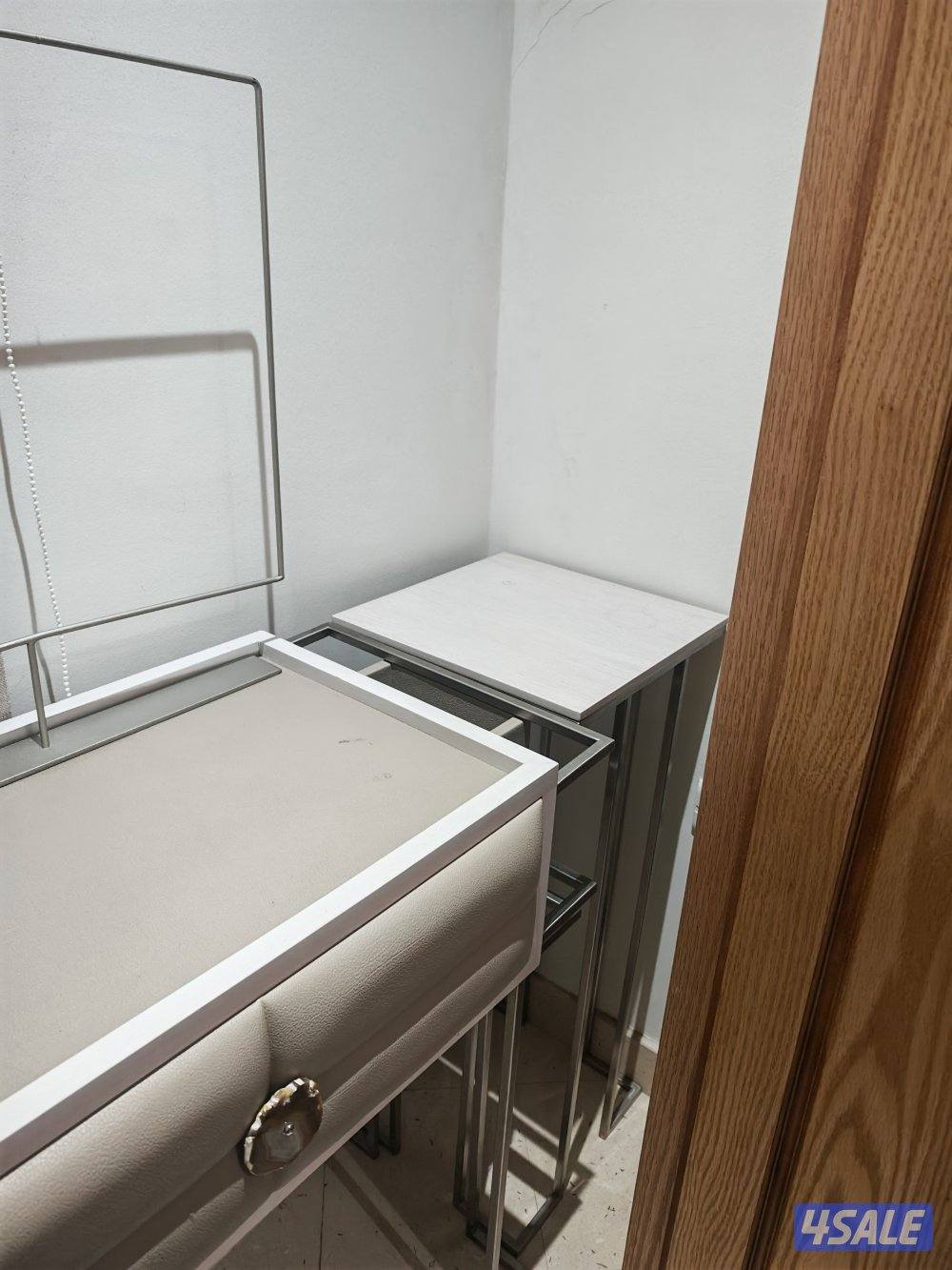 بيع ديكور/ طاولة ومعاها ستاندين3