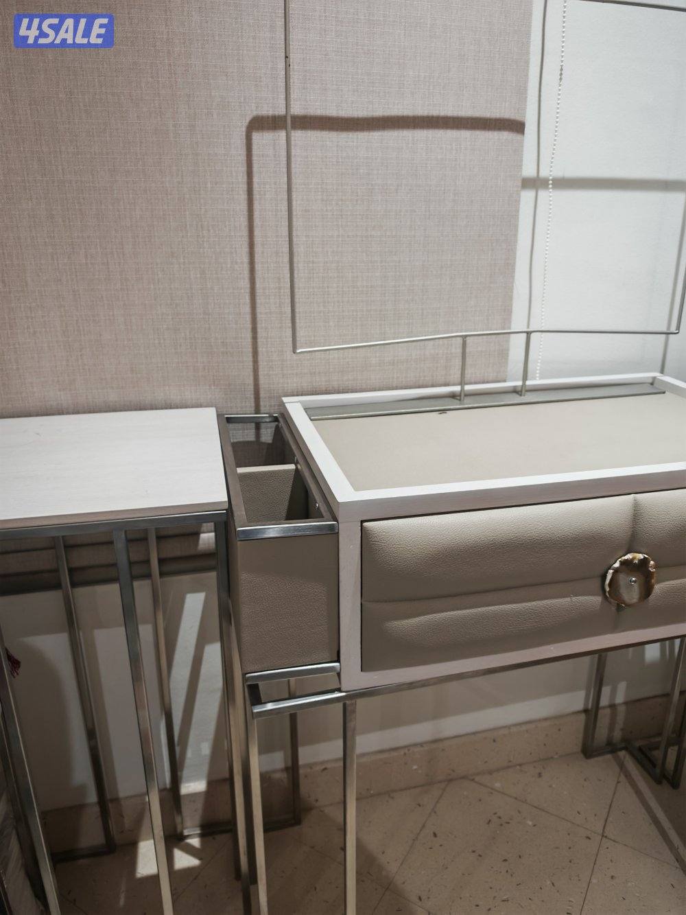 بيع ديكور/ طاولة ومعاها ستاندين4