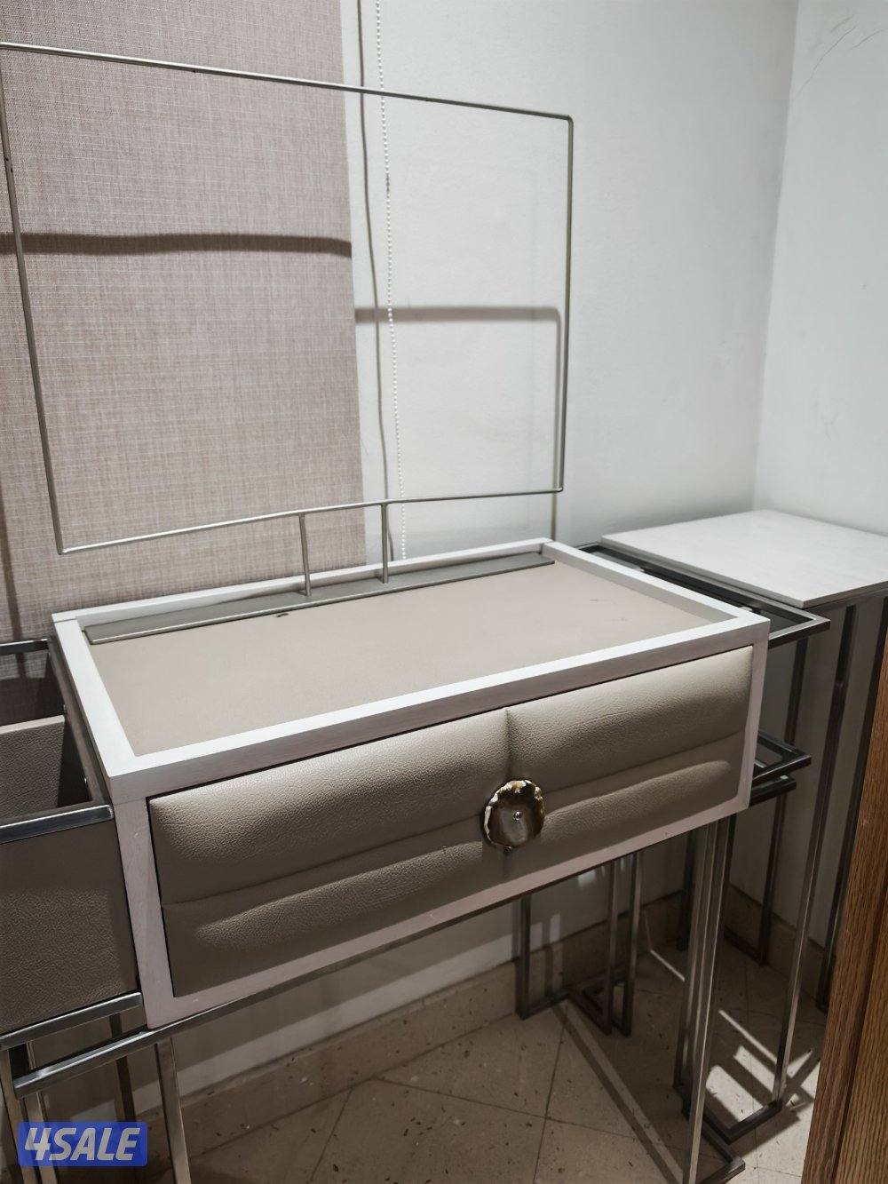 بيع ديكور/ طاولة ومعاها ستاندين5