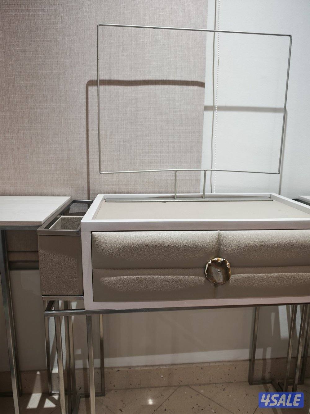 بيع ديكور/ طاولة ومعاها ستاندين6